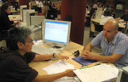 Imatge d'arxiu d'una oficina de treball de la Generalitat.