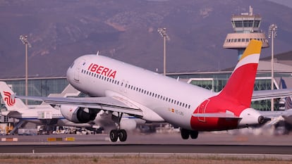 Iberia limita el precio máximo de sus vuelos en 99 euros con origen o destino Andalucía tras el accidente ferroviario en Urda