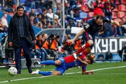 El Mono Burgos, observa un choque entre Juanfran y Morales.