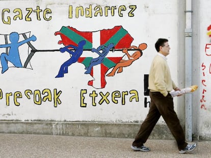 Imagen de archivo de pintadas alusivas a los presos de ETA en una calle de Etxarri-Aranatz (Navarra).