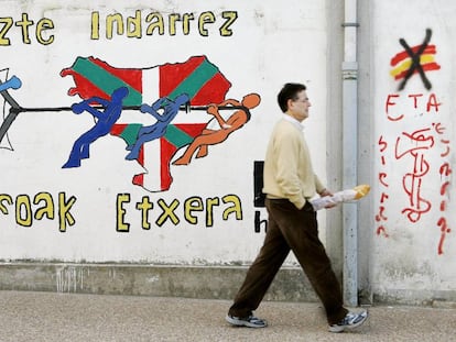 Pintadas alusivas a los presos de ETA y a su liberación en el muro de una calle de Etxarri-Aranatz (Navarra).