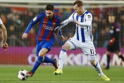 Leo Messi pelea un balón con el centrocampista de la Real David Zurutuza.