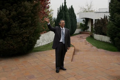 Alberto Fujimori saluda a periodistas frente a su casa de Santiago tras ser liberado en 2006.