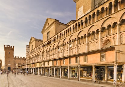 Fachada del Duomo de Ferrara y el Palazzo Municipale.