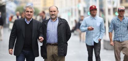 Bernardo Atxaga (izquierda) y José Ángel Arbelaitz caminan junto al Kursaal, ayer en San Sebastián.