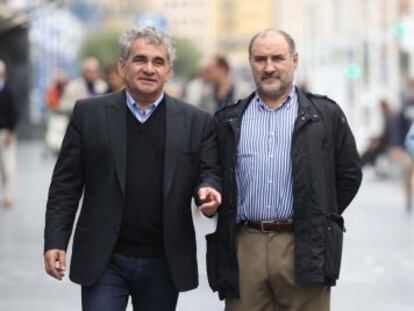 Bernardo Atxaga (izquierda) y José Ángel Arbelaitz caminan junto al Kursaal, ayer en San Sebastián.