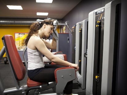 Una mujer en el gimnasio.