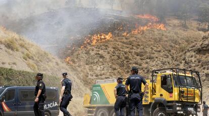 Unidades de policía, en el Incendio declarado en la zona forestal cercana a la Alhambra.