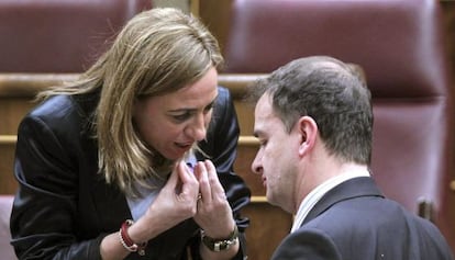 Carme Chacón conversa con Alfred Bosch.