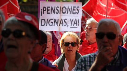 La marcha organizada por UGT y CC OO para reclamar "pensiones dignas" ha llegado a Madrid. Varios miles de personas se han manifestado entre Atocha y la Puerta del Sol en la que es la última etapa de una movilización que arrancó el pasado 30 de septiembre desde cinco puntos distintos de España.