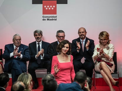 La presidenta de la Comunidad de Madrid, Isabel Díaz Ayuso, es ovacionada a su llegada al acto de entrega de medallas de la Comunidad de Madrid, en mayo de 2022. Detrás, de izquierda a derecha, los expresidentes Cristina Cifuentes, Joaquín Leguina, Ángel Garrido, Alberto Ruiz-Gallardón, Pedro Rollán y Esperanza Aguirre.