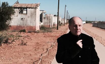 El presidente del Comité Científico del Memorial, Denis Peschanski, entre los barracones de Rivesaltes.