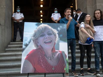 Los hijos de la señora Alejandra Cuevas, Alonso, Ana Paula y Gonzalo, protestan a las puertas de la Suprema Corte de México el 14 de marzo.