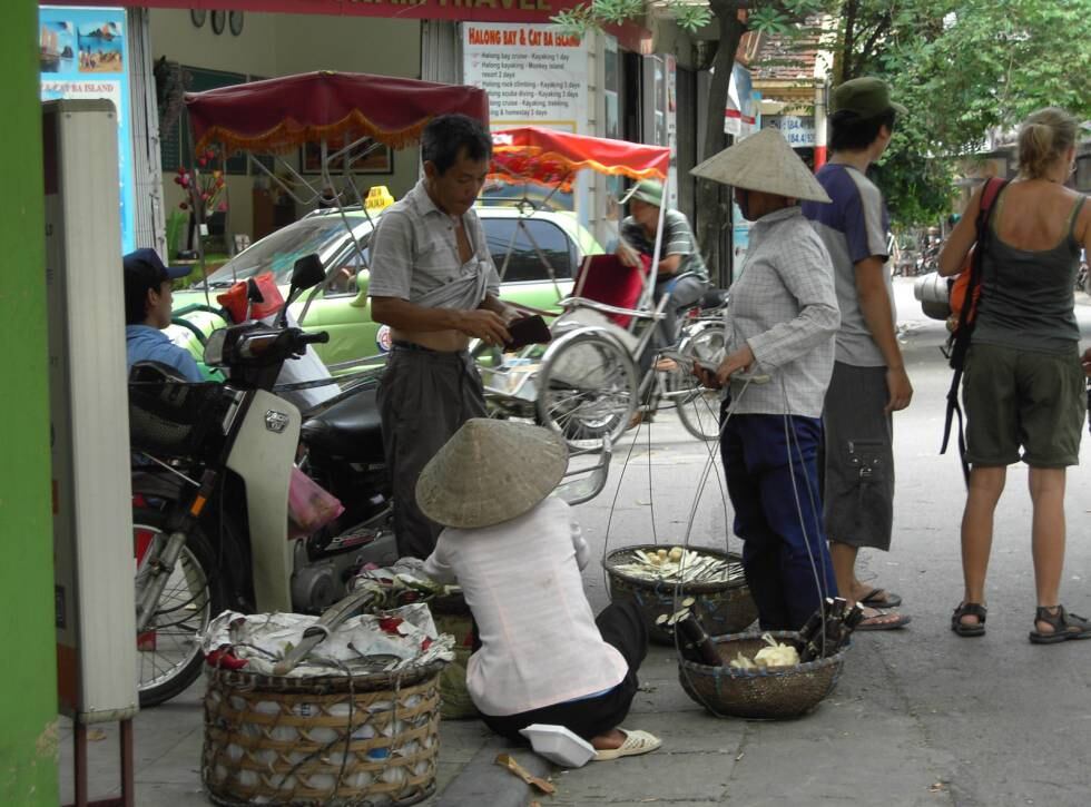 Vendedores callejeros en Hanói.