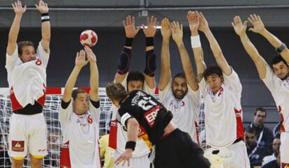 La defensa española, durante el partido