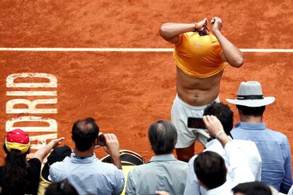 El tenista español Rafa Nadal celebra su victoria ante el francés Gael Monfils, en el partido de segunda ronda del Mutua Madrid Open que se ha disputado en la Caja Mágica.