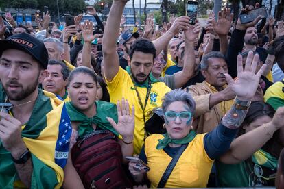 El jersey de la selección de fútbol, la famosa verdeamarela, es un uniforme alternativo en los eventos de campaña del presidente en turno, como el joven al centro de esta fotografía en Belo Horizonte, el 24 de agosto.