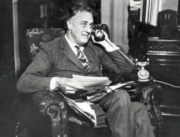 El entonces gobernador de Nueva York, Franklin Delano Roosevelt, recibe una llamada que le anuncia que será el candidato demócrata a las elecciones presidenciales de 1932.