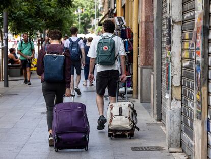 Turistas con maletas en Valencia