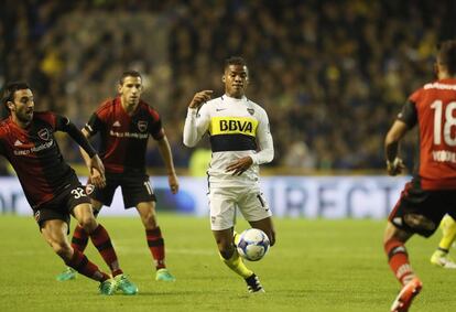 El volante colombiano rodeado por jugadores de Newell&#039;s.