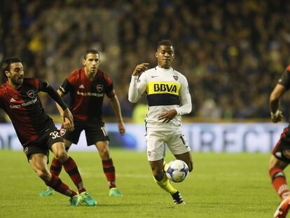 El volante colombiano rodeado por jugadores de Newell&#039;s.