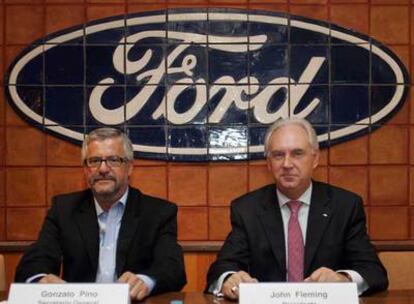 Gonzalo Pino, secretario general de UGT-Ford y John Fleming, presidente de Ford Europa.