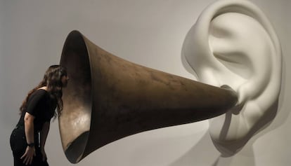 La obra de John Baldessari 'Trompeta de Beethoven (con oreja) Opus #133', de 2007, que puede verse en la exposición de la Fundación Joan Miró de Barcelona.