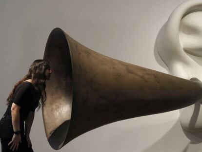 La obra de John Baldessari 'Trompeta de Beethoven (con oreja) Opus #133', de 2007, que puede verse en la exposición de la Fundación Joan Miró de Barcelona.