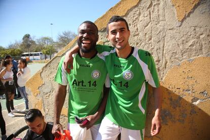 Hamza Charafi (23 años, lateral derecho, Marruecos) con Eric Amang (26 años, centrocampista, Camerún) en el último partido oficial de la temporada, celebrado en Jerez el 12 de marzo.