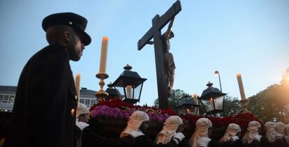 Costaleros en la procesión del Santísimo Cristo del Buen Consuelo en A Coruña, el pasado jueves