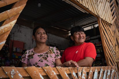 Eliss y Agapito posan para un retrato. Eliss (izquierda) es una mujer transexual que vive en la comuna de
Engabao y que ha pasado toda su vida trabajando como pescadora. Agapito (derecha) actualmente se identifica como hombre y trabaja en la pesca. Junto a otras 20 personas, forman parte de la organización Diversidad LGTBI de la localidad. "Hay personas que aún siguen sumisas aquí, y este colectivo intenta darles apoyo y a que salgan del 'closet' (armario) sin que se sientan marginadas”, señala Eliss. 
