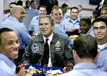 George Bush almuerza con los marineros norteamericanos en el crucero <b><i>Philippine Sea,</b></i> en Florida.