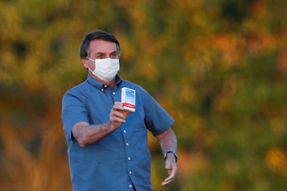 Jair Bolsonaro segura uma caixa de cloroquina em frente ao Palácio da Alvorada, em julho do ano passado.