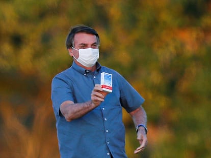 Jair Bolsonaro segura uma caixa de cloroquina em frente ao Palácio da Alvorada, em julho do ano passado.