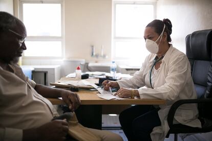 Caridad Martínez é uma das sete geriatras, todas estrangeiras, que estiveram por toda Moçambique no início da pandemia. Essa área não é muito procurada. Os poucos médicos especializados não optam por ela, já que a esperança de vida no país ainda é muito baixa (54 anos para os homens e 61 para as mulheres), o que significa que não existem doentes longevos que necessitem de cuidados específicos para suas doenças crônicas. A médica trabalha no Hospital Central de Maputo, capital do país.