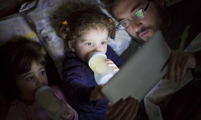 La Pediatric Academic Societies alerta de que cuanto más
tiempo pasen los niños de
entre seis meses y dos años
delante de dispositivos electrónicos más posibilidades tienen de manifestar retrasos en el habla.