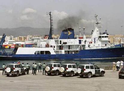 La Guardia Civil vigila el <i>Ocean Alert,</i> el pasado mayo, en Algeciras.