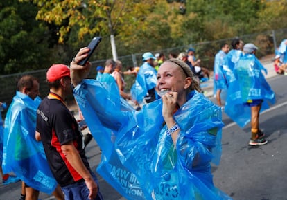 Una corredora se fotografía después de participar en el maratón.