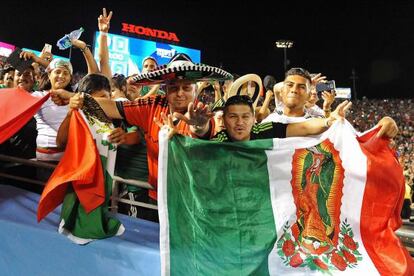 Aficionados celebran el triunfo del equipo mexicano en Los Ángeles.