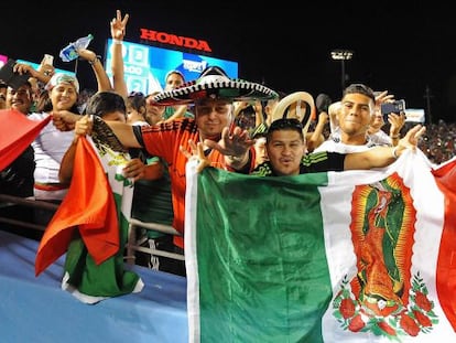 Aficionados celebran el triunfo del equipo mexicano en Los Ángeles.