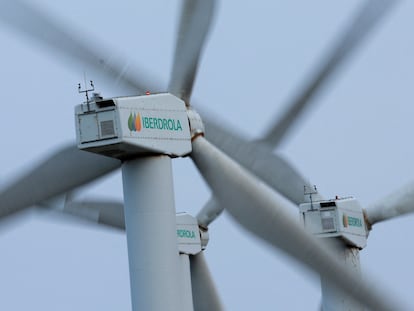 FILE PHOTO: The logo of Spanish utilities company Iberdrola is displayed on wind turbines at Mt Oiz, near Durango, Spain, February 20, 2023. REUTERS/Vincent West/File Photo