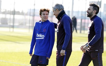 Setién, en su primer entrenamiento, con Riqui Puig.