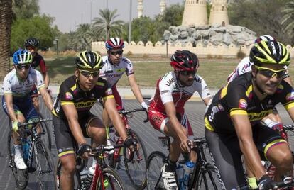 Ciclistas del Team Colombia en una prueba en Abu Dabi.