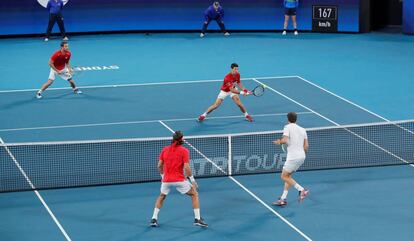 Momento del partido final a dobles de la Copa ATP 2020 de tenis en Australia.