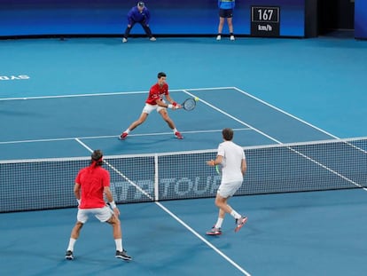 Momento del partido final a dobles de la Copa ATP 2020 de tenis en Australia.