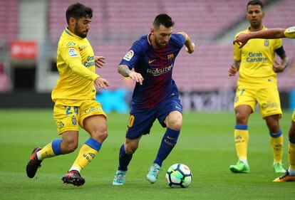 El jugador del Barcelona, Leo Messi, controla el balón ante el jugador de Las Palmas, Tana.