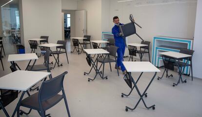 Preparación de un aula para la vuelta de los alumnos en el colegio Summa Aldapeta, de San Sebastián.