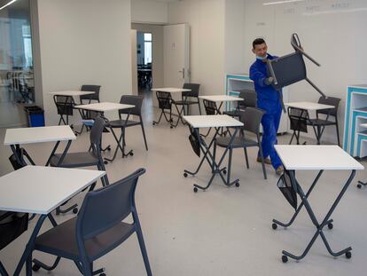 Preparación de un aula para la vuelta de los alumnos en el colegio Summa Aldapeta, de San Sebastián.