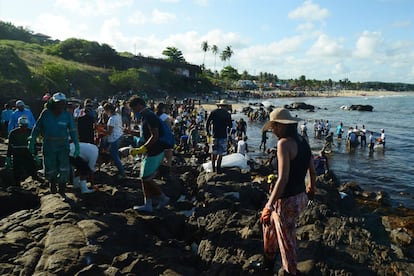 Moradores de Cabo de Santo Agostinho, Recife e outros municípios vizinhos se juntaram nesta terça-feira para fazer um mutirão de limpeza na praia de Itapuama. O vazamento de Petróleo que há quase dois meses vem atingindo o litoral nordestino chegou nas praias de Cabo no último fim de semana. 