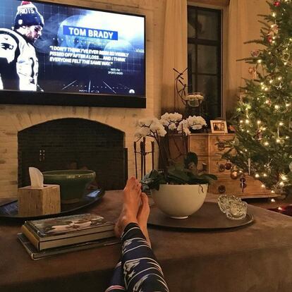 La modelo brasileña Gisele Bündchen publicó está foto mientras veía un partido de su esposo, el jugador de fútbol americano Tom Brady. Una imagen que dejaba ver, a la derecha, el elegante árbol de Navidad que adorna su hogar.